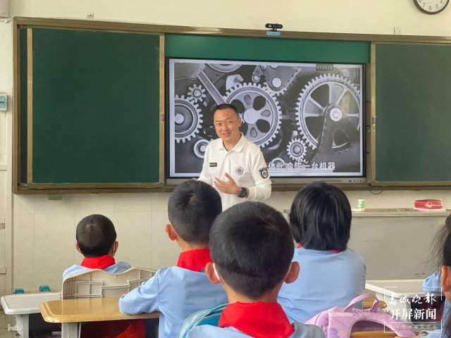 “急救知识进校园”活动在昆明中华小学启动