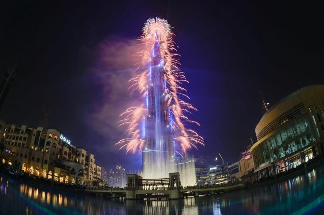 2019年1月1日，在阿联酋迪拜，世界第一高楼哈利法塔举行跨年焰火秀。新华社发.jpg