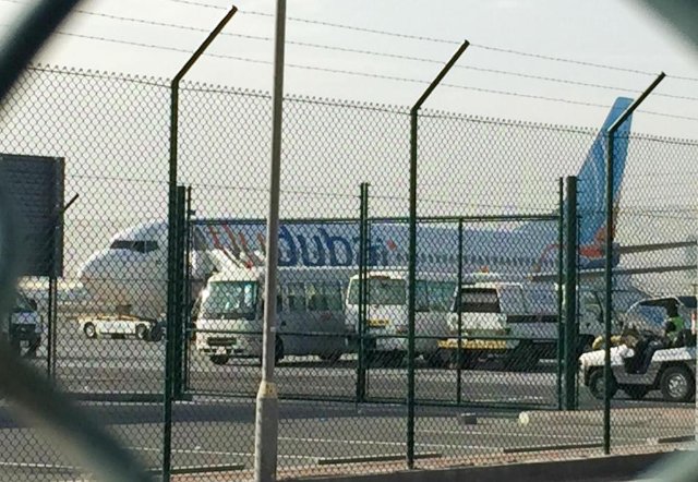 2016年3月19日，在阿联酋迪拜国际机场，一架迪拜航空（FlyDubai）的客机停靠在2号航站楼外。新华社记者李震摄.jpg