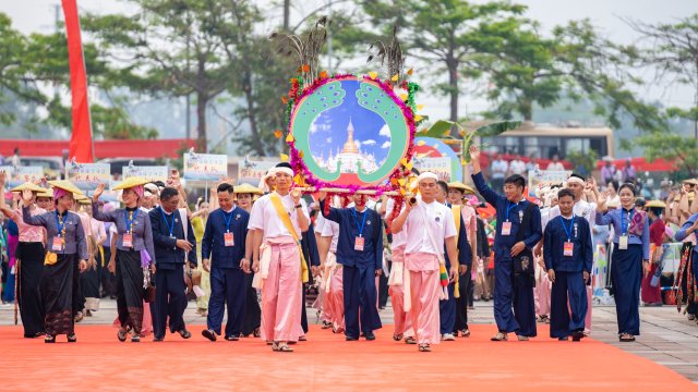 会徽方队进场（尹以沛 摄影）.jpg