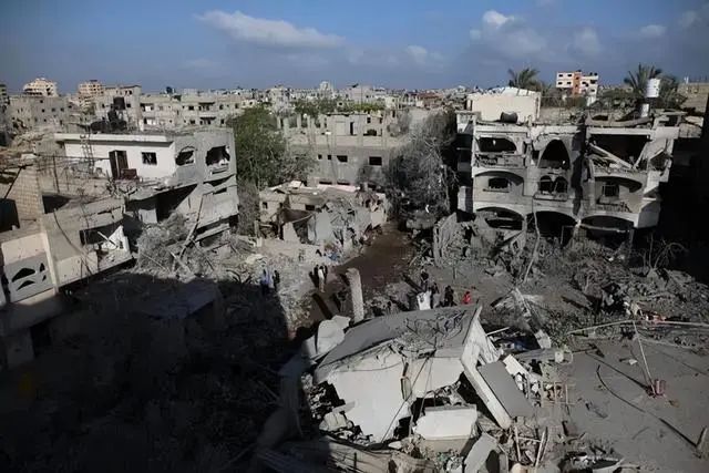 5月4日在加沙地带中部迈加齐难民营拍摄的以军空袭后的现场。图片来源：新华社