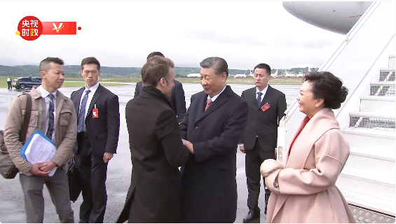 视频丨习近平夫妇步出舱门 法国总统马克龙夫妇在机场热情迎接