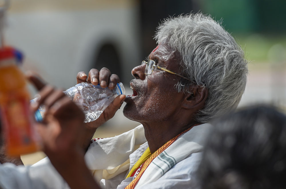 2023年5月23日，在印度新德里，一名男子在街头喝水。新华社发（贾韦德·达尔摄）.jpeg