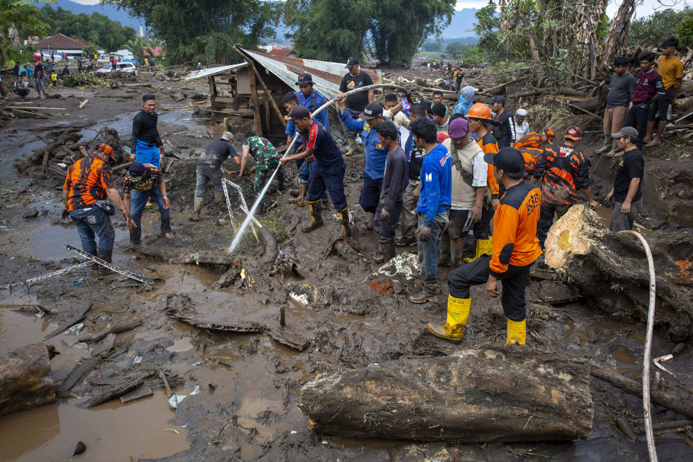 5月12日，在印度尼西亚西苏门答腊省，救援人员在被洪水侵袭的区域进行搜救工作。新华社发（安德里·马迪安赛亚摄）.jpeg
