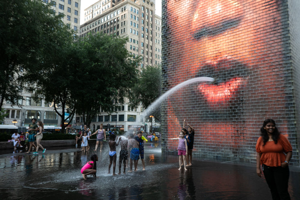 2023年8月23日，人们在美国芝加哥市中心的皇冠喷泉戏水消暑。新华社发（文森特·约翰逊摄）.jpeg