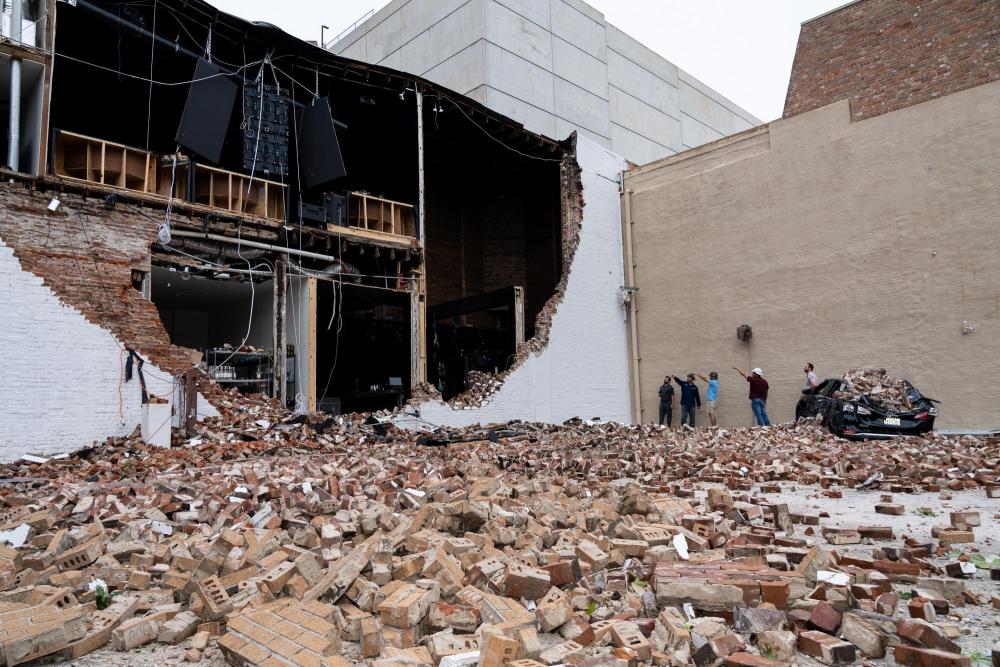 5月17日，在美国休斯敦市中心，工作人员查看一座被破坏的酒吧。新华社发（陈晨摄）.jpeg