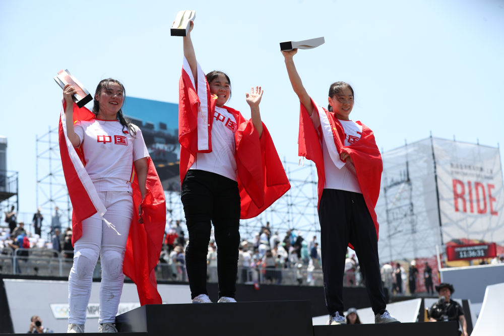 5月18日，亚军孙佳琪（右）、冠军孙思蓓（中）、季军邓雅文在颁奖仪式上庆祝。新华社记者 许雅楠 摄.jpeg