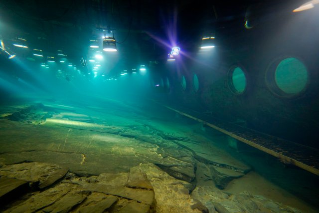 这是长江水下40米深处，利用“无压容器”原理原址原貌原环境保护的白鹤梁题刻（2021年2月21日摄）。新华社记者刘潺摄.jpg