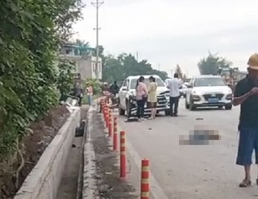 小轿车与路边5名行人发生碰撞，造成5人死亡！
