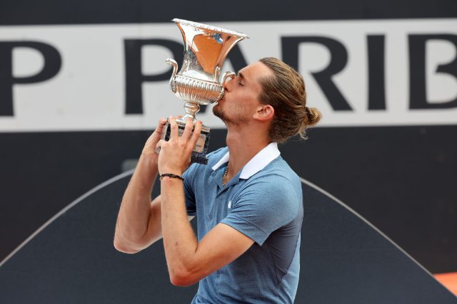5月19日，兹维列夫在ATP1000罗马大师赛颁奖仪式上亲吻冠军奖杯。新华社发（阿尔贝托·林格利亚摄）.jpg