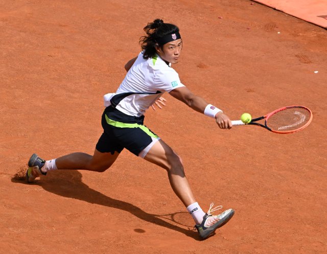 5月15日，张之臻在ATP1000罗马大师赛男子单打四分之一决赛中回球。新华社发（阿尔贝托·林格利亚摄）.jpg