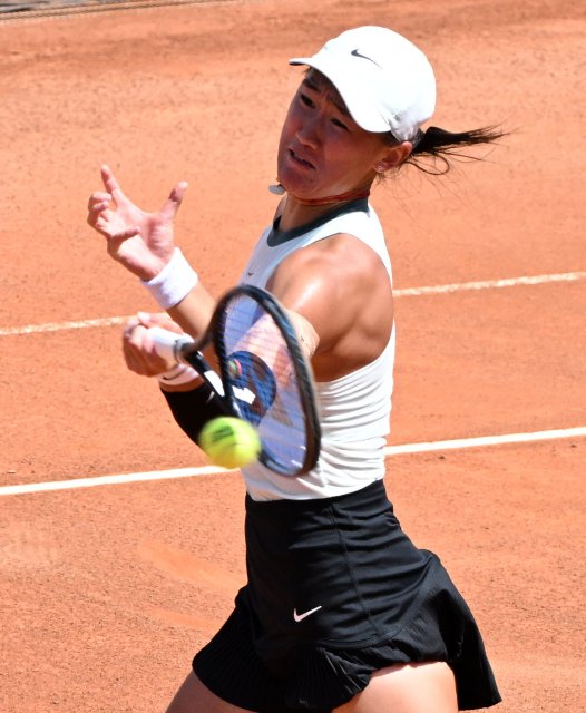 5月9日，王曦雨在国际女子网球协会（WTA）1000罗马站女子单打首轮比赛中回球。新华社发（阿尔贝托·林格利亚摄）.jpg