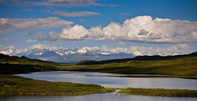 这是2012年8月13日拍摄的美国阿拉斯加州的雪山与湖泊。新华社记者申宏摄.jpg