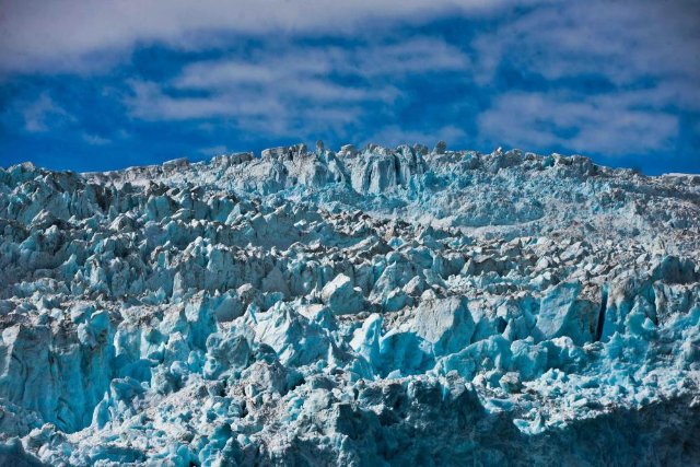 这是2012年8月17日拍摄的美国阿拉斯加州复活湾沿岸的冰川。新华社记者申宏摄.jpg
