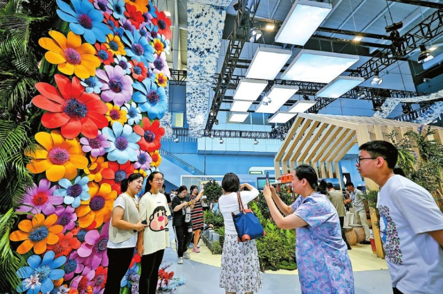 云南展区的花墙设计受到欢迎.png