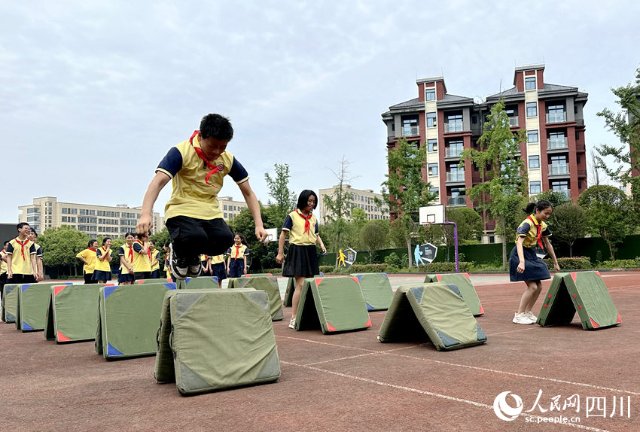 “这份珍贵的‘六一’礼物，我将永远珍藏”