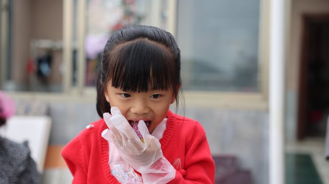 小朋友非常喜欢吃彩色粽子。5月30日摄。.JPG