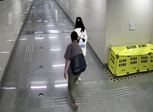昆明地铁1号线，一男子尾随女乘客偷拍裙底被拘留！