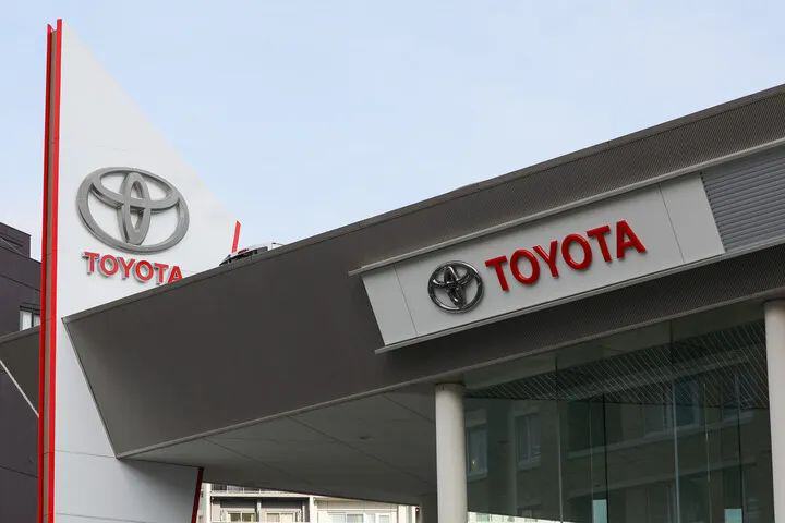这是2020年6月29日在日本东京拍摄的丰田汽车公司标志。新华社记者杜潇逸摄.jpg