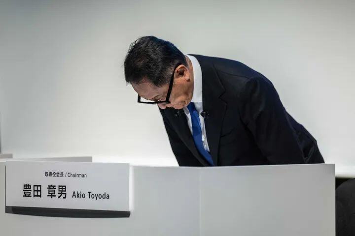 6月3日，丰田汽车公司会长（董事长）丰田章男在东京召开的记者会上鞠躬道歉。新华社 法新.jpg