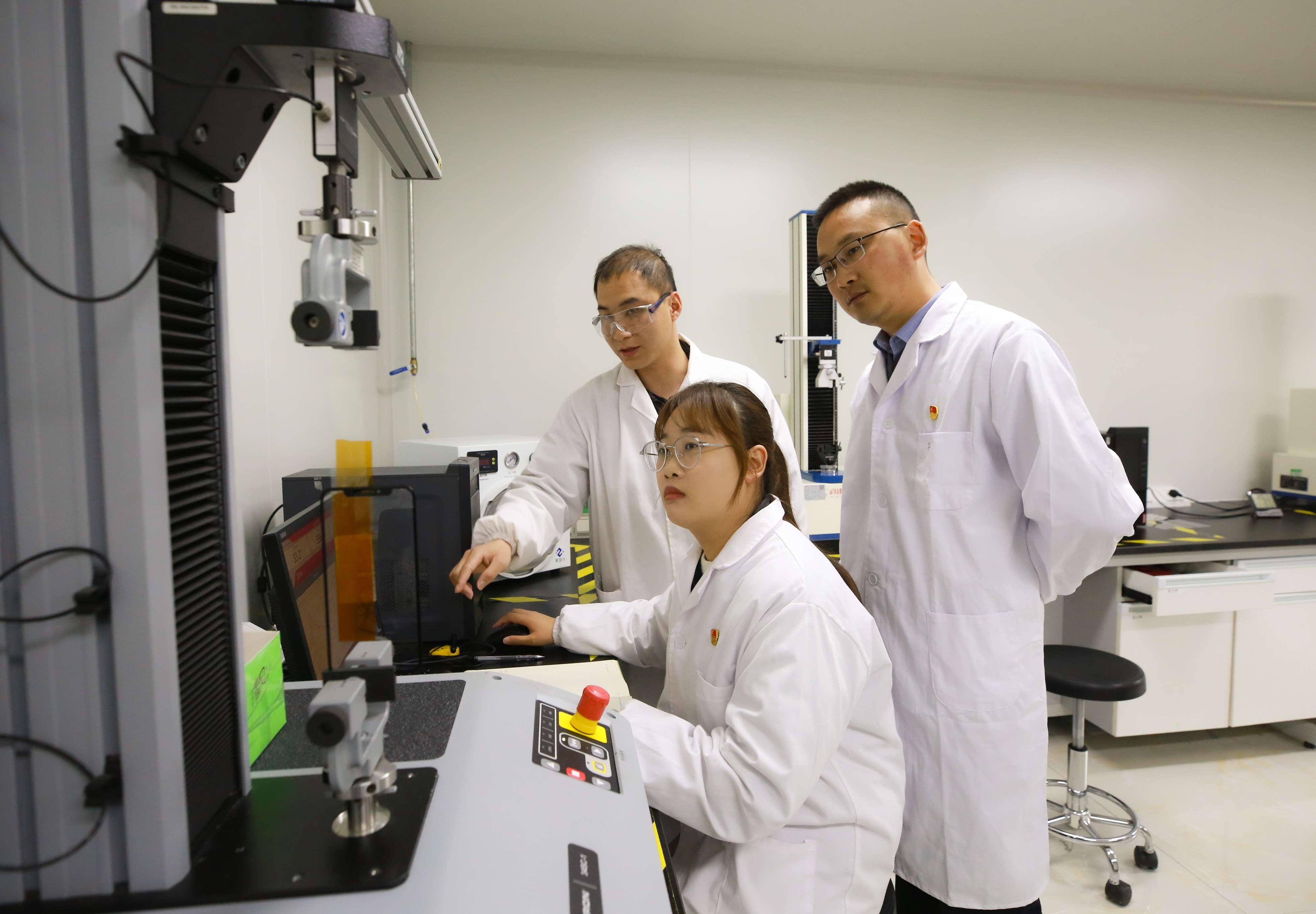 2024年3月18日，江苏省宿迁市泗洪县膜材料产业科研人员，正在开展产品实验、检测，做好科技攻关。