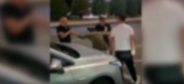 贵阳一网约车女司机遭两名男乘客殴打，警方：打人者已被行拘！