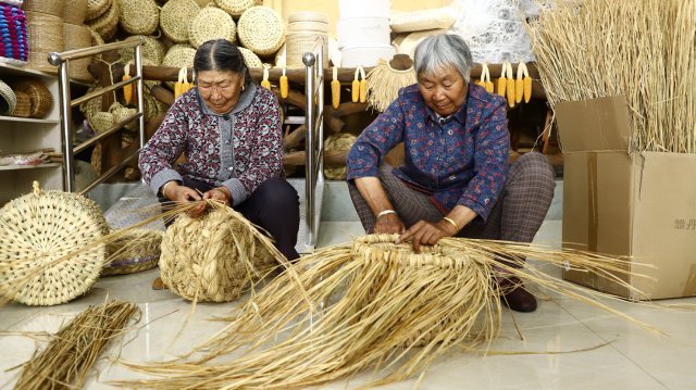 每天聚在一起编织草编是奶奶们最开心的事.JPG