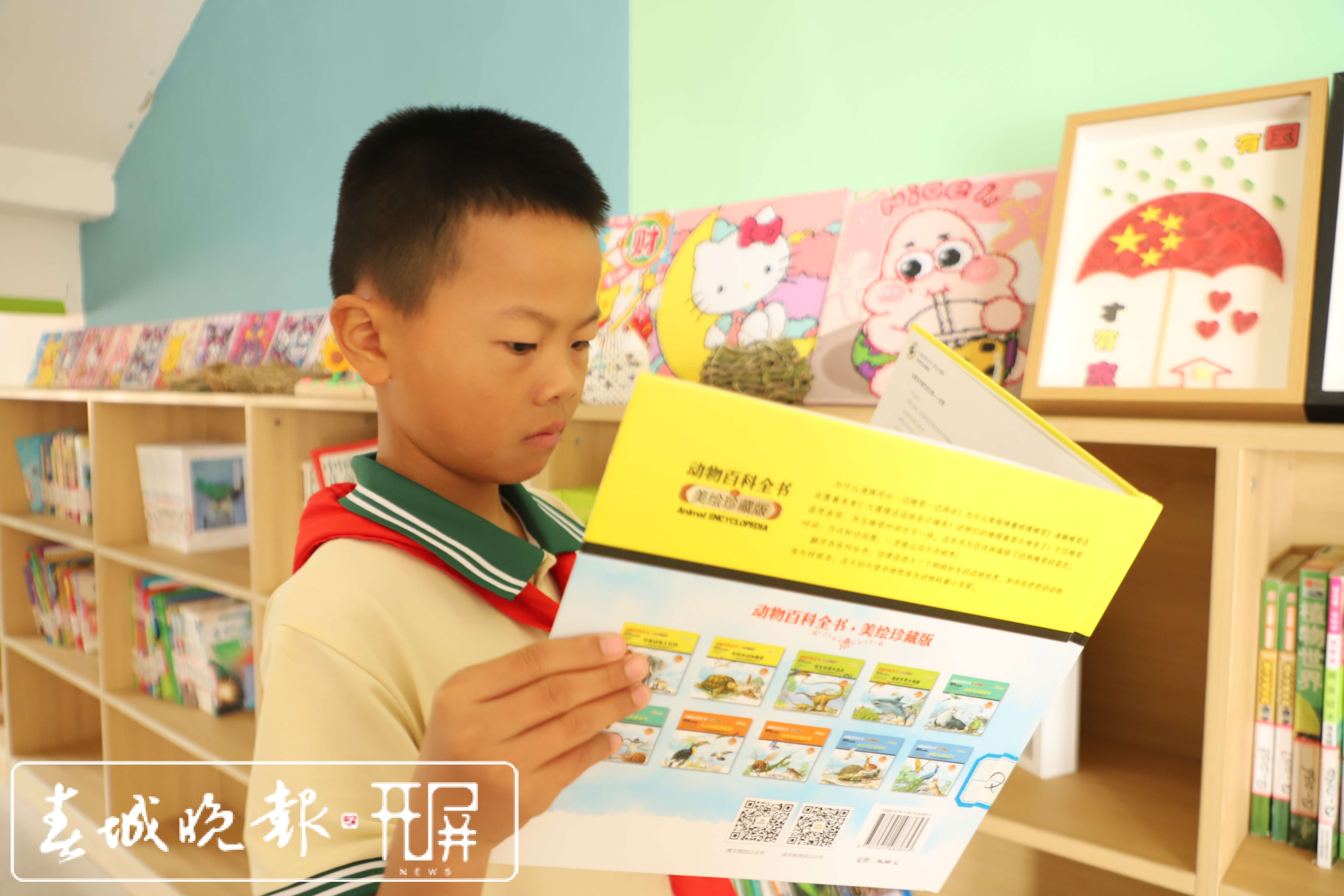 李语轩同学在校园图书角看课外书.JPG