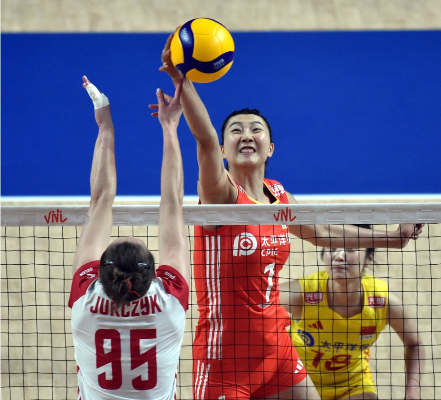 6月16日，中国队球员袁心玥（中）在比赛中吊球。新华社记者 卢炳辉 摄.png