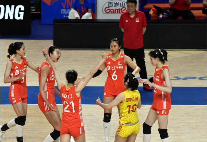 6月16日，中国队球员在比赛中庆祝得分。新华社记者 卢炳辉 摄.png