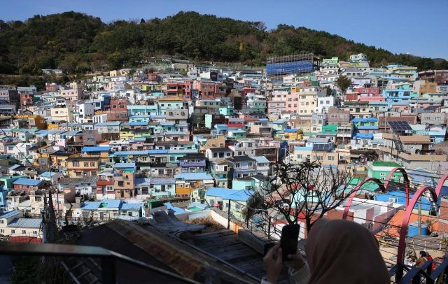 这是2023年11月9日拍摄的韩国釜山市甘川文化村。新华社记者姚琪琳摄.jpg