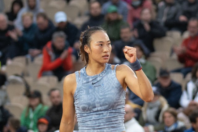 6月1日，郑钦文在2024法国网球公开赛女子单打第三轮比赛中庆祝得分。新华社记者 孟鼎博 摄.jpg