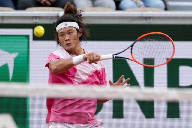 5月31日，张之臻在2024法国网球公开赛男单第三轮比赛中回球。新华社记者 孟鼎博 摄.jpg