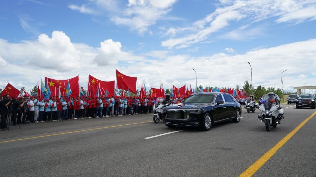 高清大图｜习近平抵达阿斯塔纳 受到热烈欢迎