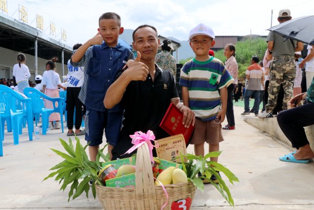 芒果“大胃王”一等奖获得者杨双强频频翘指称赞（徐静拍摄）.JPG