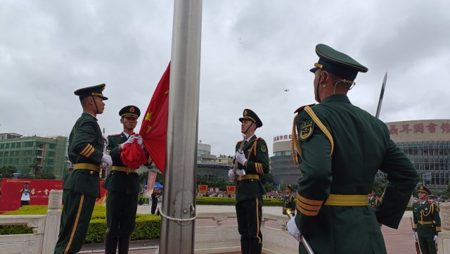 玉溪举行“同升国旗·同唱国歌”暨主题文艺演出活动现场 (3).jpg