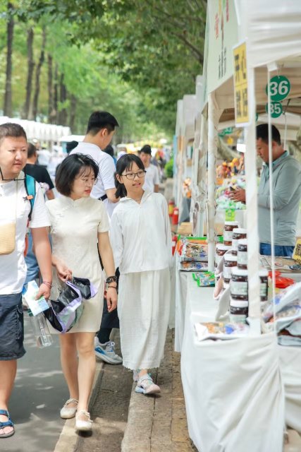 （采访传编辑 有视频）“菌”来“菌”趣文化节在海埂公园启幕，助力滇池旅游黄金岸线打造5.jpg